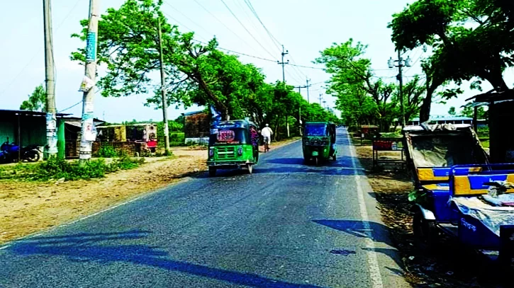 প্রশস্ত হচ্ছে ৫৬ কি.মি চট্টগ্রাম চকরিয়া সড়ক