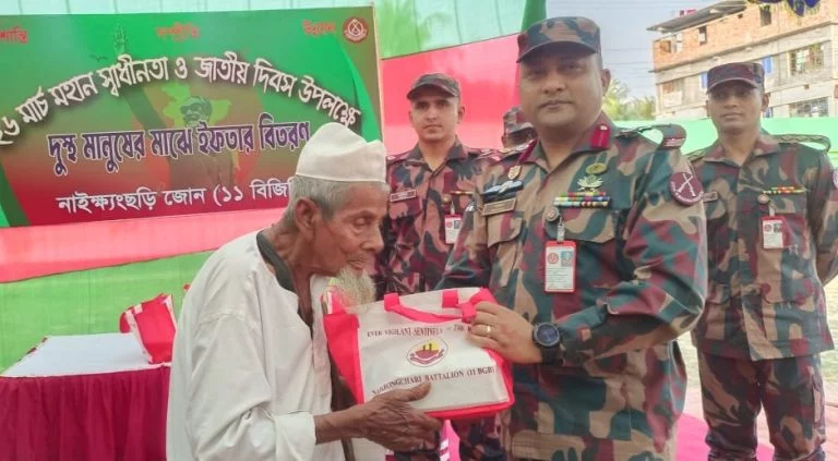 স্বাধীনতা দিবসে ১১ বিজিবির উদ্যোগে অসহায়দের মাঝে ইফতার বিতরণ