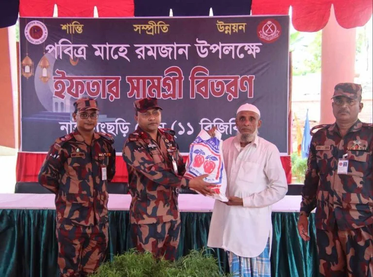 দুস্থদের মাঝে ইফতার সামগ্রী বিতরণ করেছেন নাইক্ষ্যংছড়ি ১১ বিজিবি