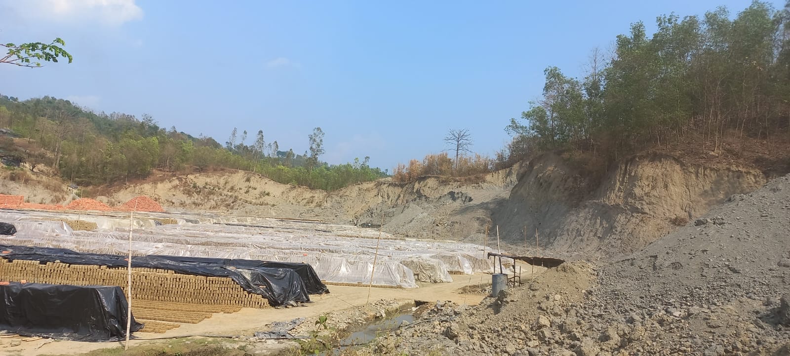 বান্দরবানে পাহাড়ের বুক চিরে চলছে ৬৮ ইটভাটা